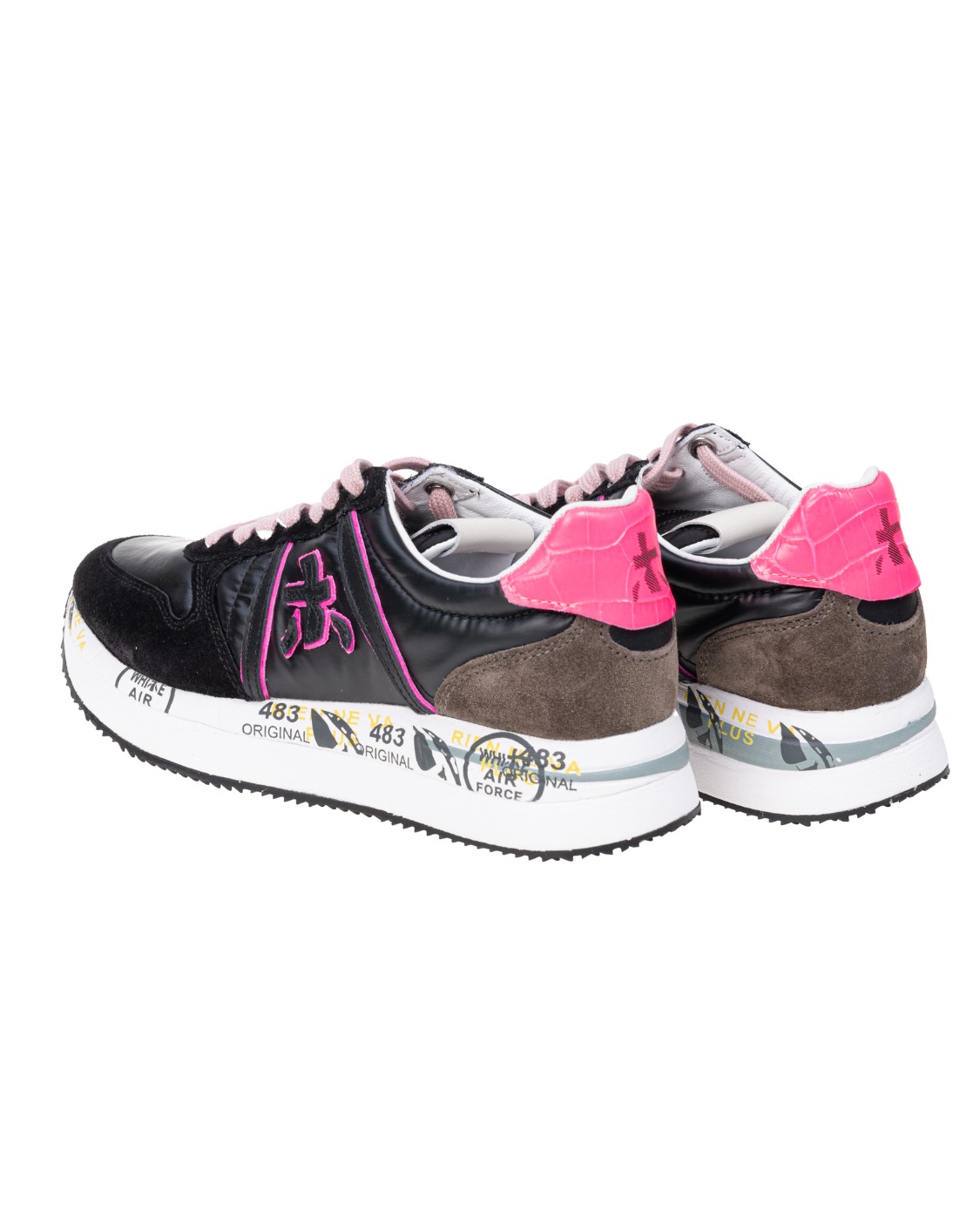 shop PREMIATA Saldi Scarpe: Premiata Sneakers "Tris" in mix di materiali.
Scarpa è realizzata nelle tonalità del nero con tocchi di colore fucsia.
Iconica silhouette a zeppa.
Logo.
Altezza Suola 4 cm.
Fusbet Interno 27 cm.
SOLE: 85% EVA 15% RUBBER UPPER: 45% CALF LEATHER 35% PL 20% PU LINING: 100% GOAT LEATHER.
Fabbricato in Vietnam.. TRIS VAR-6050 number 9558941